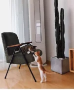 كرسي بتصميم مميز حديث