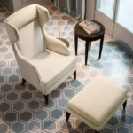 كرسي بتصميم حديث