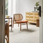 كرسي مع طاولة بشكل مميز