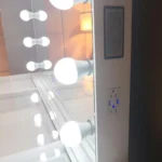 ⁦تسريحة غرفة نوم بإضاءة ليد مدمجة – مرآة كبيرة بإطار أنيق – أدراج تخزين عملية – تصميم عصري⁩ - الصورة ⁦5⁩