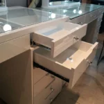 ⁦تسريحة غرفة نوم بإضاءة ليد مدمجة – مرآة كبيرة بإطار أنيق – أدراج تخزين عملية – تصميم عصري⁩ - الصورة ⁦8⁩