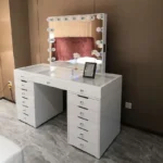 تسريحة غرفة نوم بإضاءة ليد مدمجة – مرآة كبيرة بإطار أنيق – أدراج تخزين عملية – تصميم عصري