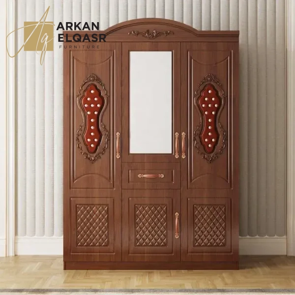 خزانة ملابس من تصميم كلاسيكي