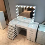 ⁦تسريحة غرفة نوم بإضاءة ليد مدمجة – مرآة كبيرة بإطار أنيق – أدراج تخزين عملية – تصميم عصري⁩ - الصورة ⁦3⁩