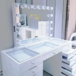 ⁦تسريحة غرفة نوم بإضاءة ليد مدمجة – مرآة كبيرة بإطار أنيق – أدراج تخزين عملية – تصميم عصري⁩ - الصورة ⁦9⁩