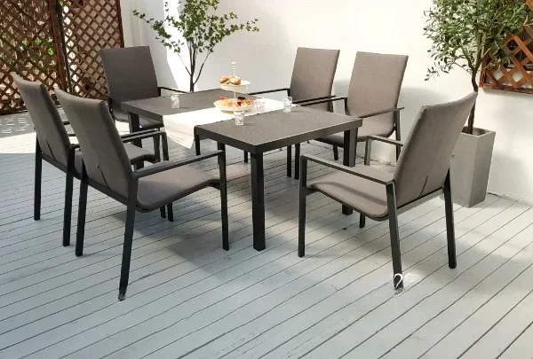 طاولة طعام مع 6 كراسي بتصميم مميز