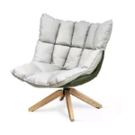 كرسي بمقعد جلدي وارجل خشبية