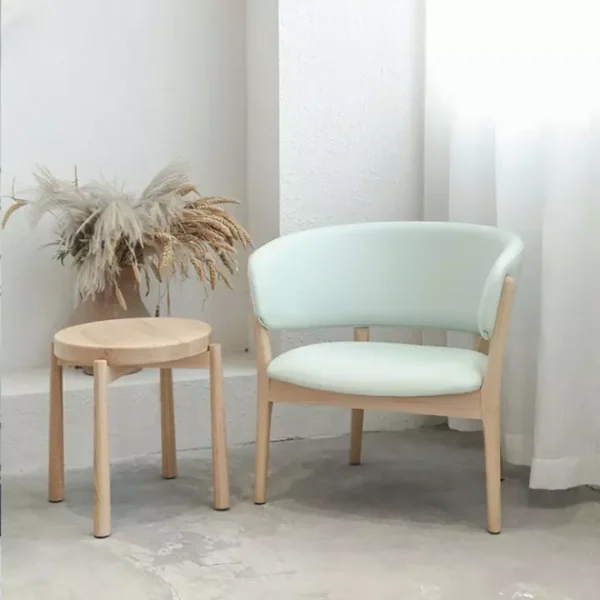 كرسي مميز بشكل بسيط