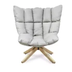 كرسي بمقعد جلدي وارجل خشبية