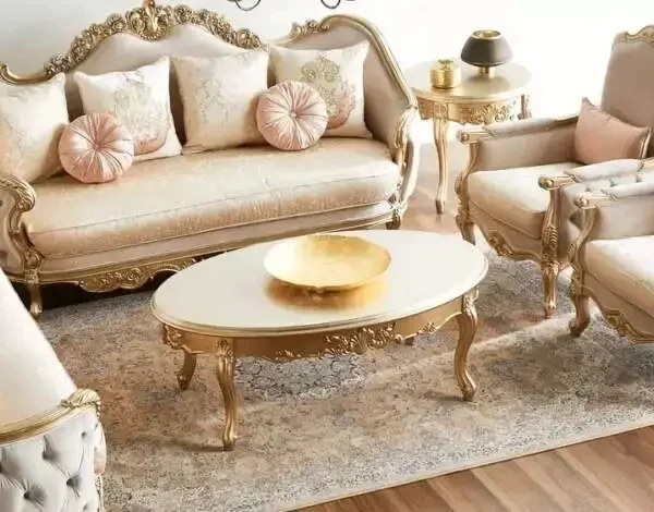 طقم كنب كلاسيكي فاخر 3+2+1 – تنجيد مخملي مطرز – هيكل خشبي منحوت – تصميم ملكي بلون بيج راق