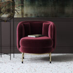 ⁦كرسي مفرد بطابع مريح – تصميم عصري بتنجيد فاخر – قاعدة خشبية متينة وأناقة مثالية للزاوية⁩ - الصورة ⁦3⁩