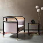 كرسي مفرد مخملي بتصميم مميز