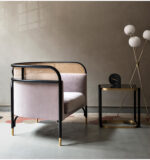 كرسي مفرد مخملي بتصميم مميز