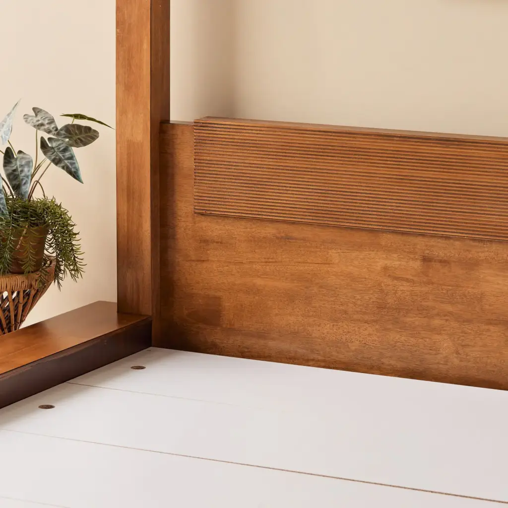 سرير خشب كينج بأعمدة من تصميم جينيفا