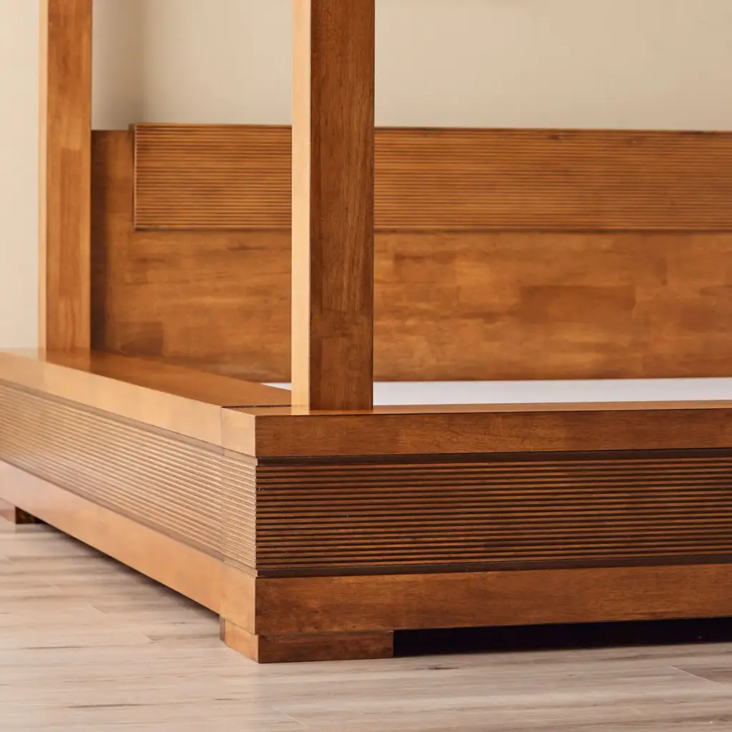 سرير خشب كينج بأعمدة من تصميم جينيفا