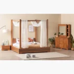 سرير خشب كينج بأعمدة من تصميم جينيفا