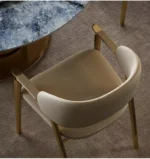 كرسي طاولة طعام جلد بتصميم فاخر