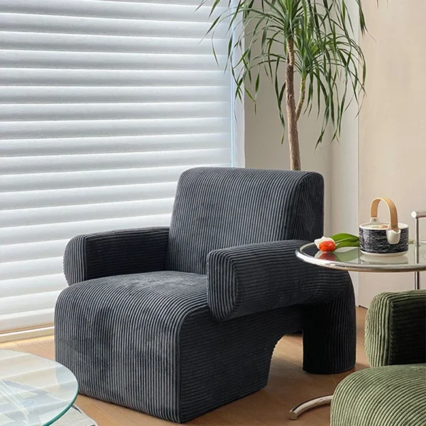 كرسي مفرد بشكل مميز