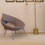 كرسي مفرد بشكل حديث