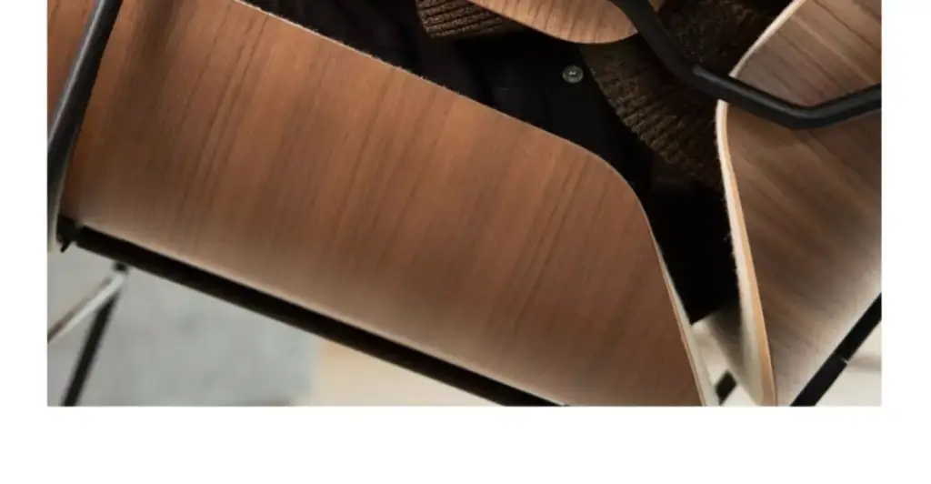 كرسي استرخاء هزاز خشبي بتصميم فخم