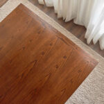 ⁦طقم طاولة طعام كلاسيكي 10 كراسي – تصميم فاخر بتفاصيل منحوتة – سطح خشبي متين – مثالي للعائلات الكبيرة⁩ - الصورة ⁦5⁩