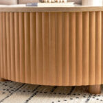 ⁦طاولة قهوة بسطح رخامي بتصميم أودنس⁩ - الصورة ⁦2⁩