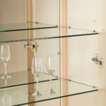 ⁦بوفية بتصميم فاخر وقاعدة معدنة صلبة⁩ - الصورة ⁦5⁩