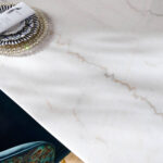 ⁦طاولة طعام رخام وأرجل معدنية ميتاليك⁩ - الصورة ⁦2⁩