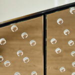 ⁦بوفيه بتصميم عصري وقاعدة معدنية صلبة⁩ - الصورة ⁦4⁩