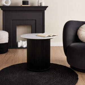 | طاولة جانبية بسطح رخامي بتصميم مونوكروم