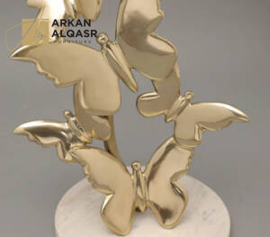 طاولة جانبية بسطح زجاجي بتصميم بترفلاي