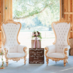 كرسي ملكي بتصميم فريد ولمسة من الأناقة