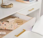 ⁦سرير أطفال مرتفع من تشكيلة بلير – تصميم عملي مع مكتب وسلال تخزين – خشب هندسي – لون أبيض⁩ - الصورة ⁦3⁩