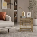 طاولة جانبية بسطح زجاج من تصميم تيرينس