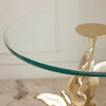 ⁦طاولة جانبية بسطح زجاجي بتصميم بترفلاي⁩ - الصورة ⁦3⁩