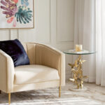 ⁦طاولة جانبية بسطح زجاجي بتصميم بترفلاي⁩ - الصورة ⁦2⁩