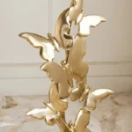 ⁦طاولة جانبية بسطح زجاجي بتصميم بترفلاي⁩ - الصورة ⁦4⁩