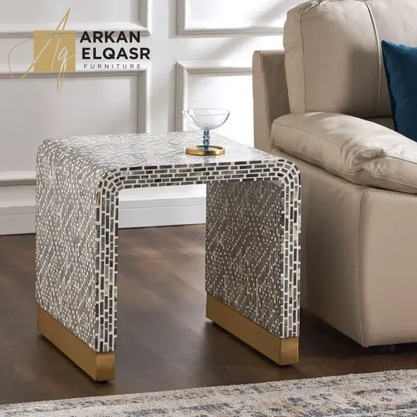 طاولة جانبية مودرن بتصميم منحني