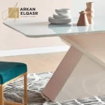 طاولة طعام مع كراسي بتصميم أنيق