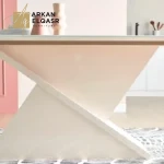 طاولة طعام مع كراسي بتصميم أنيق