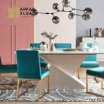 طاولة طعام مع كراسي بتصميم أنيق