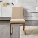 طاولة طعام مع كراسي بتصميم أنيق