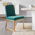 طاولة طعام مع كراسي بتصميم أنيق