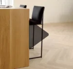 كرسي بار لون أسود وأبيض مميز