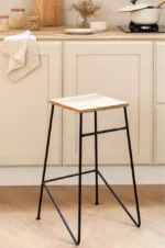 كرسي بار لون أسود وبني بتصميم مميز