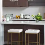 كرسي بار لون ذهبي وأبيض راقي