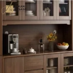 كورنر كوفي من الخشب والزجاج بتصميم عصري متعدد الاستخدامات، يوفر مساحة للعرض والتنظيم ويتوفر بعدة عروض ليناسب المساحات المختلفة.