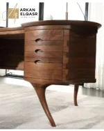 مكتب وكرسي بتصميم كلاسيكي