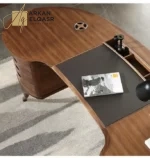 مكتب وكرسي بتصميم كلاسيكي