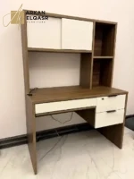 مكتب فخم بتصميم أنيق وتخزين عملي